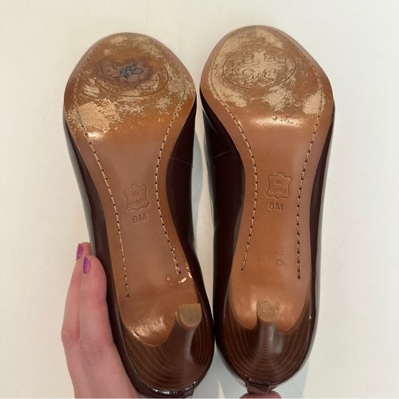 Authentic Tory Burch Burgundy Maroon Patent Pumps Gold Accents Women's Size 8 - Picture 9 of 10